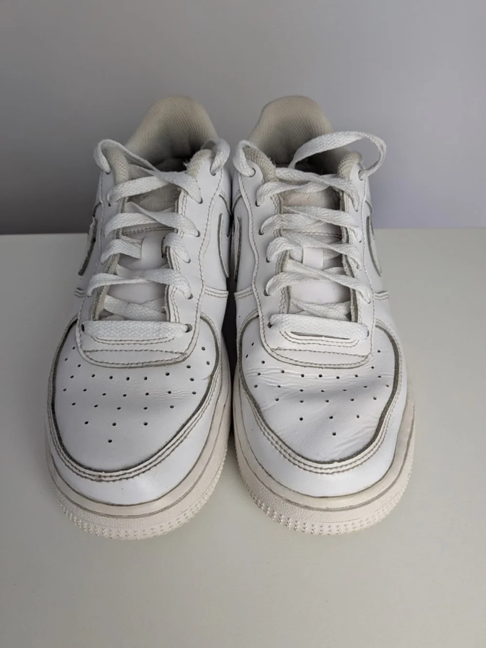 Nike Air Force 1 LE Triple White Sneakers - 6Y / Women’s 7.5 - Picture 2 of 7